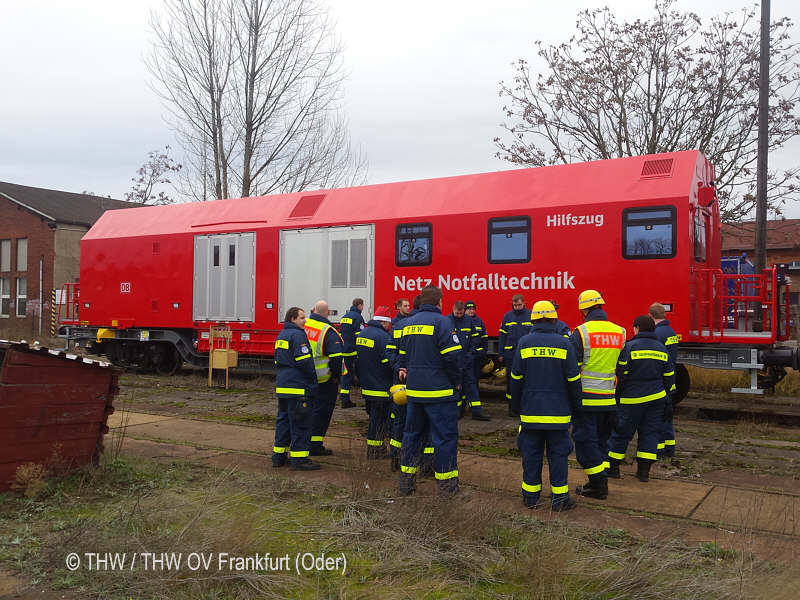 Besichtigung des Hilfszugwagens 90 80 9 370 010-6 durch Mitarbeiter des THW