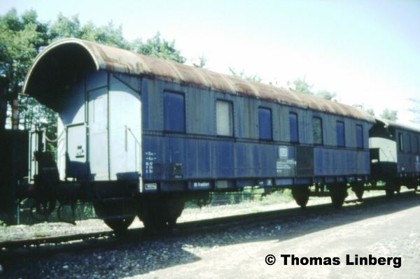 61076