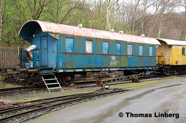 61076